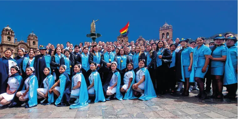 Docentes y estudiantes de nuestra Escuela Profesional de Enfermería destacaron en el Desfile Cívico organizado por el Colegio de Enfermeros del Perú – Consejo Regional VII, realizado en la Plaza Mayor del Cusco.