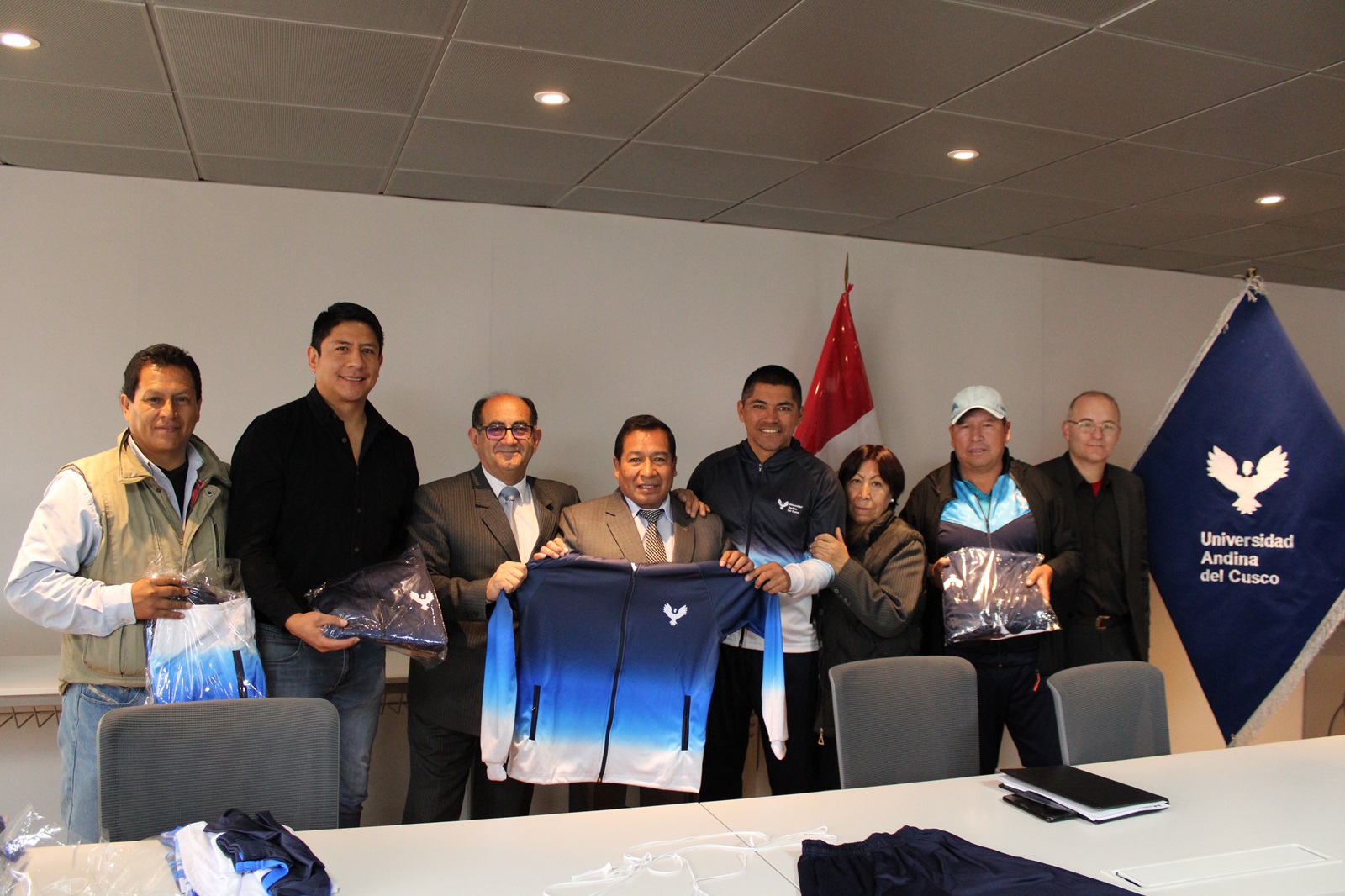 Entrega de uniformes a deportistas rumbo a los Juegos macroregionales Arequipa 2024